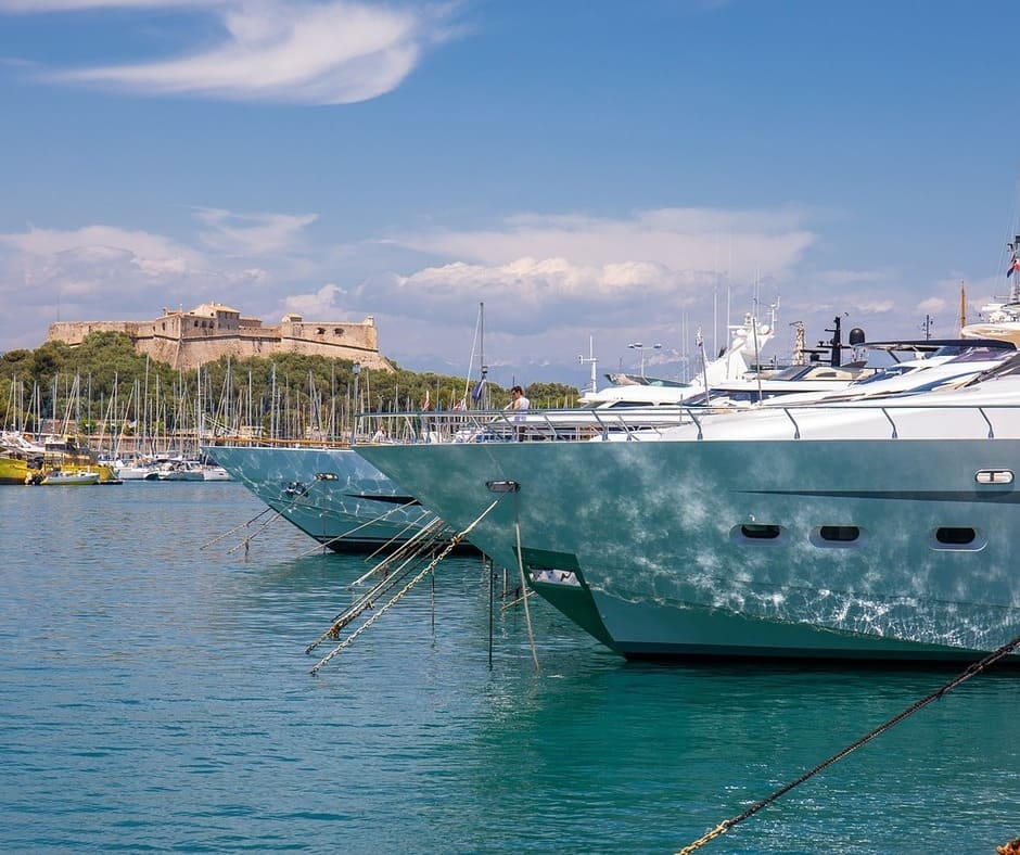 Noleggio yacht di lusso, vi presentiamo Klase 50 della gamma Open. Uno splendido yacht spazioso e ben attrezzato per il weekend.