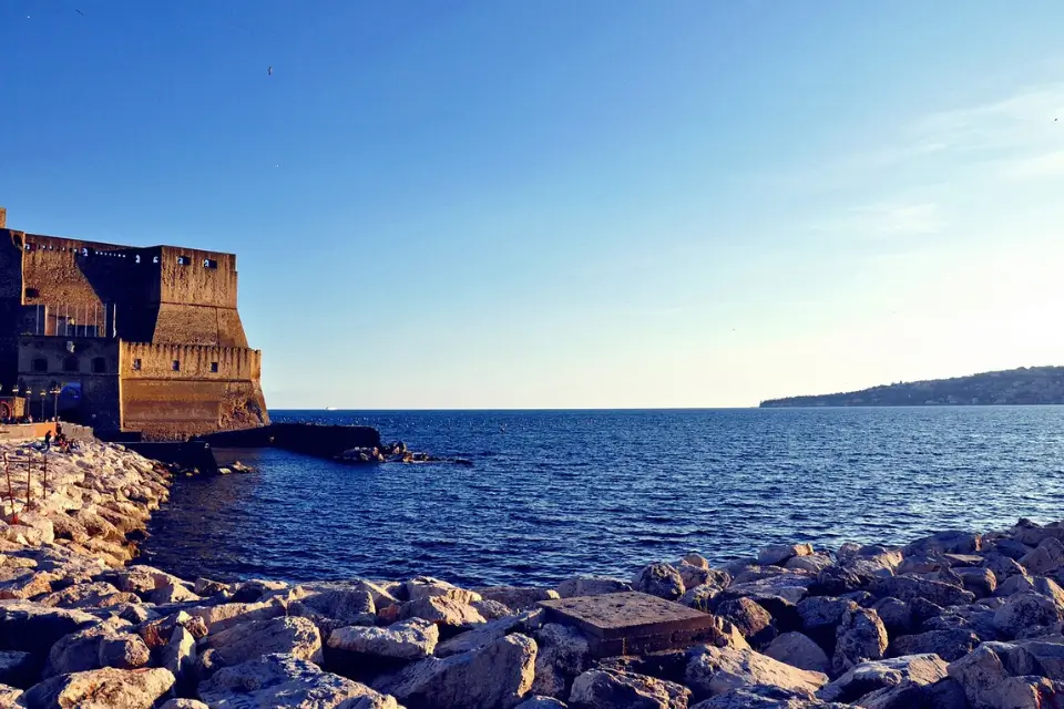 Resort overwater a Napoli si dorme in yacht. Wow, quando la fabbrica del turismo è ancora capace di sorprenderci la vista è mozzafiato