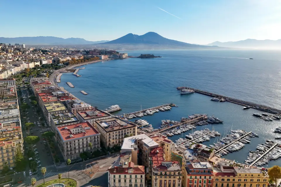 Dormire in barca a Posillipo non è tutto, con le nostre promozioni puoi risparmiare ancora di più sui prezzi delle suite e delle camere deluxe