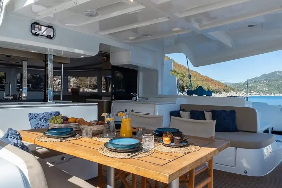 Luna di miele in yacht a Napoli, sul tappeto rosso. Dormire in barca per un weekend glamour e invitante con prima colazione servita a bordo.