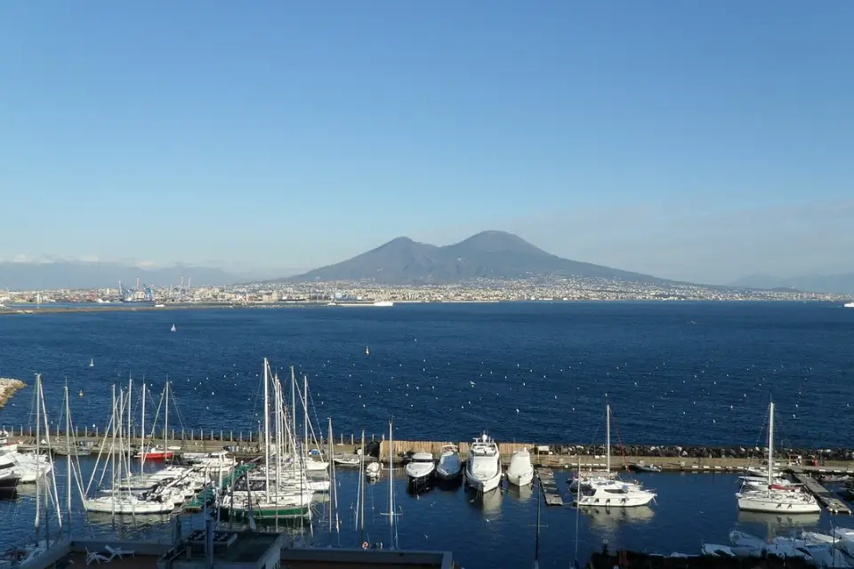 Pernottamento in yacht a Napoli non è mai stato così facile. Caracciolo deluxe room pernottamento in barca è l’esclusiva RadaHotel