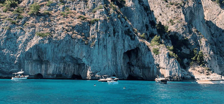 In catamarano Capri e Positano fra calette e relax. Un fine settimana in barca in cui si condensano le più significative esperienze in yacht.