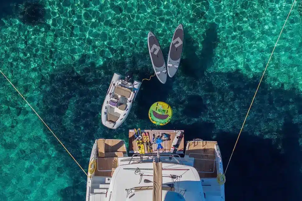 Viaggi in catamarano tutto compreso da Napoli e Bacoli. Oggi puoi trascorrere in barca un week end o una settimana tra il blu del mare.