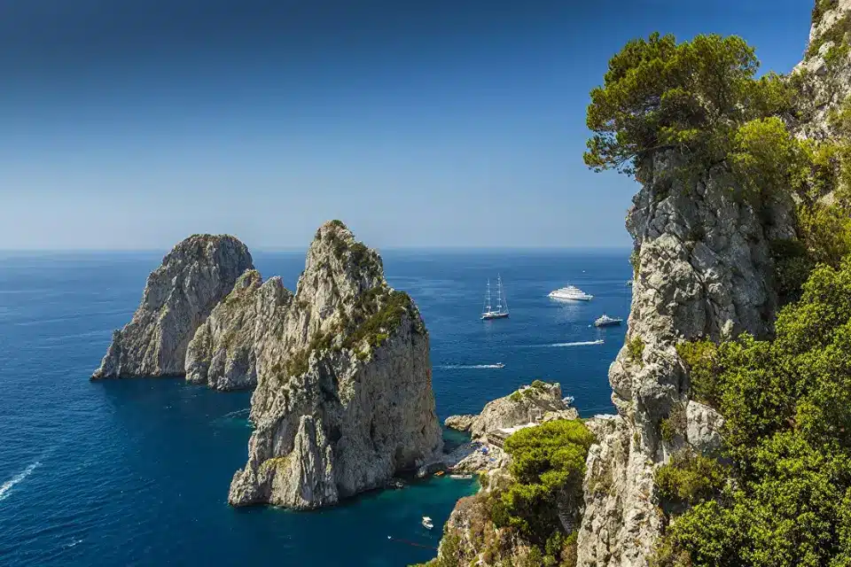 Capri in barca e luxury yacht i posti più belli per fare il bagno. Con la flotta di yacht e catamarani di RadaHotel è ancora più bello.