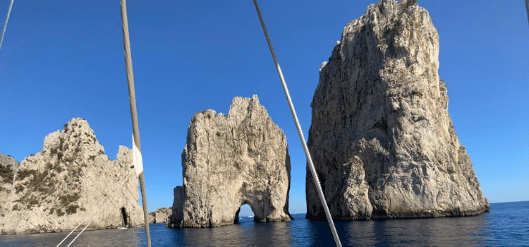 Ponte 2 giugno in catamarano. Una mini crociera tra Capri e Positano. Festa della Repubblica Italiana in barca con skipper e servizio hostess