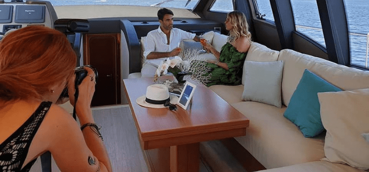 Book fotografico in barca per i tuoi momenti speciali in catamarano e luxury yacht. Giornate uniche eventi a tema tutto compreso