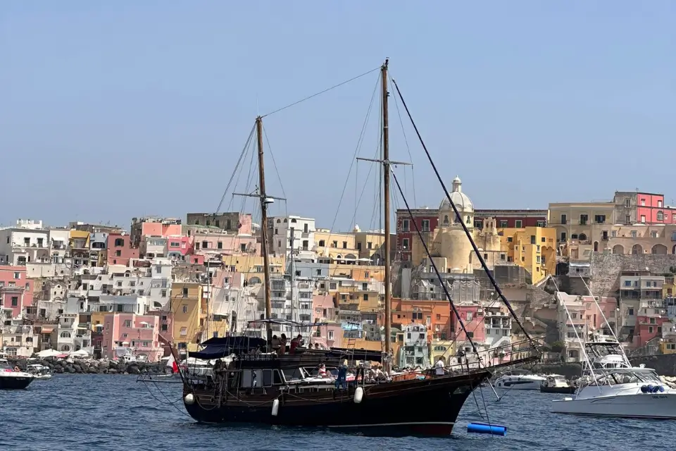 Festa di compleanno in barca tra Ischia e Procida. Eventi privati in catamarano e luxury yacht, prenota ora la tua festa di 18 anni in barca