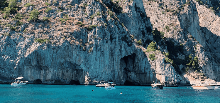 Escursioni in barca con pranzo a bordo. Vacanze italiane in catamarano per l’estate. Pernottamenti in yacht in formula hotel.