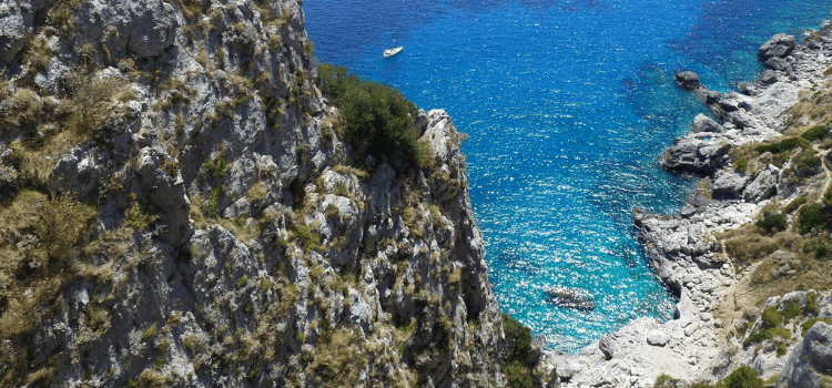 Gite in catamarano a Capri. Feste private in barca, navigazione lungo la fascia costiera in yacht con pranzo a bordo.