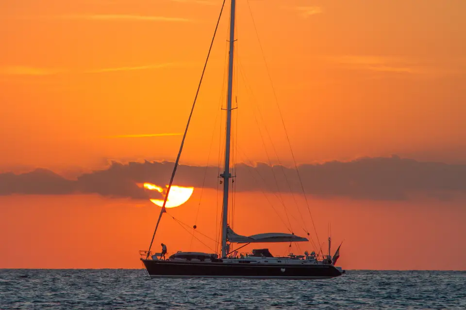 Tour in barca e cena a bordo. Weekend esclusivi con skipper esperti, servizio hostess e pranzo a bordo con bevande