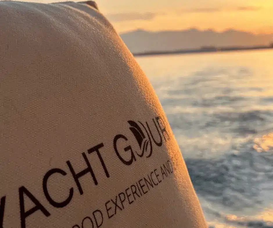 Dormire in barca a Gaeta, meeting di lavoro in barca, idee originali per matrimoni, feste di compleanno a Gaeta.