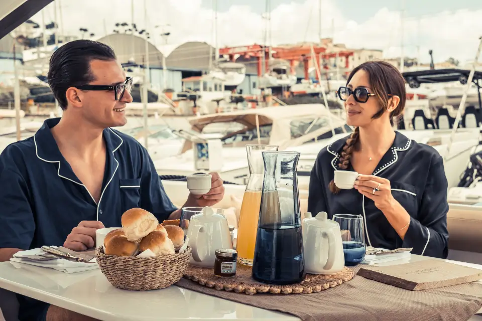 Notte in barca a Gaeta. Boat hotel Vacanza super a Gaeta. Alloggi esclusivi a Gaeta. Boat and breakfast a Gaeta