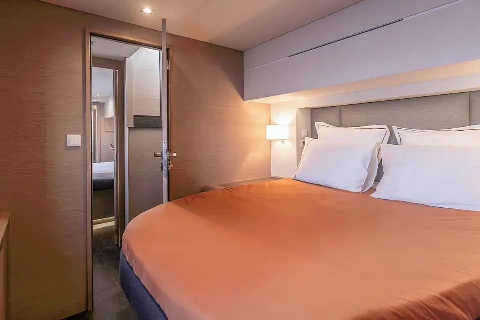 Pernottamenti in barca a Gaeta. Un hotel a 5 Stelle sull’acqua. Una terrazza vista mozzafiato. Pernottamento e prima colazione in barca