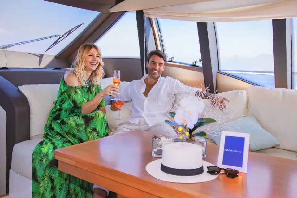 Dormire in barca di lusso a Napoli diventa un'esperienza di puro romanticismo, trasforma ora il concetto di alloggio