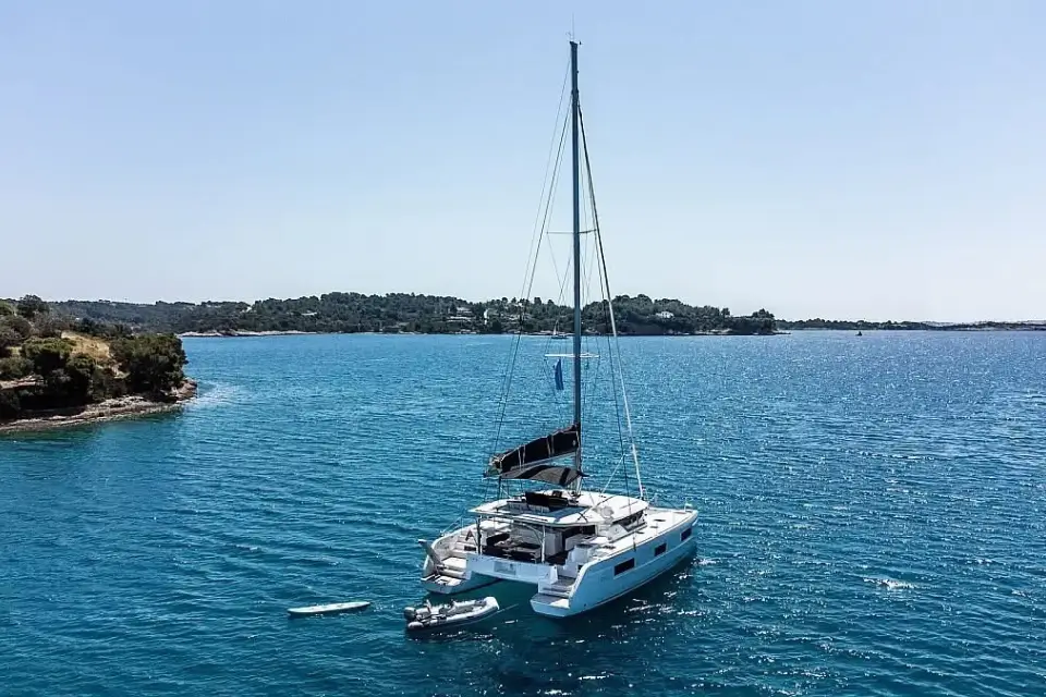 Noleggio Barche a Vela a Capri tra catamarani e yacht di lusso con pranzo a bordo. L'isola di Capri offre uno scenario mozzafiato