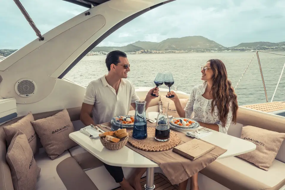 Proposta di matrimonio in barca. Tour privato di coppia in barca cena e pernottamento con prima colazione vista mare.