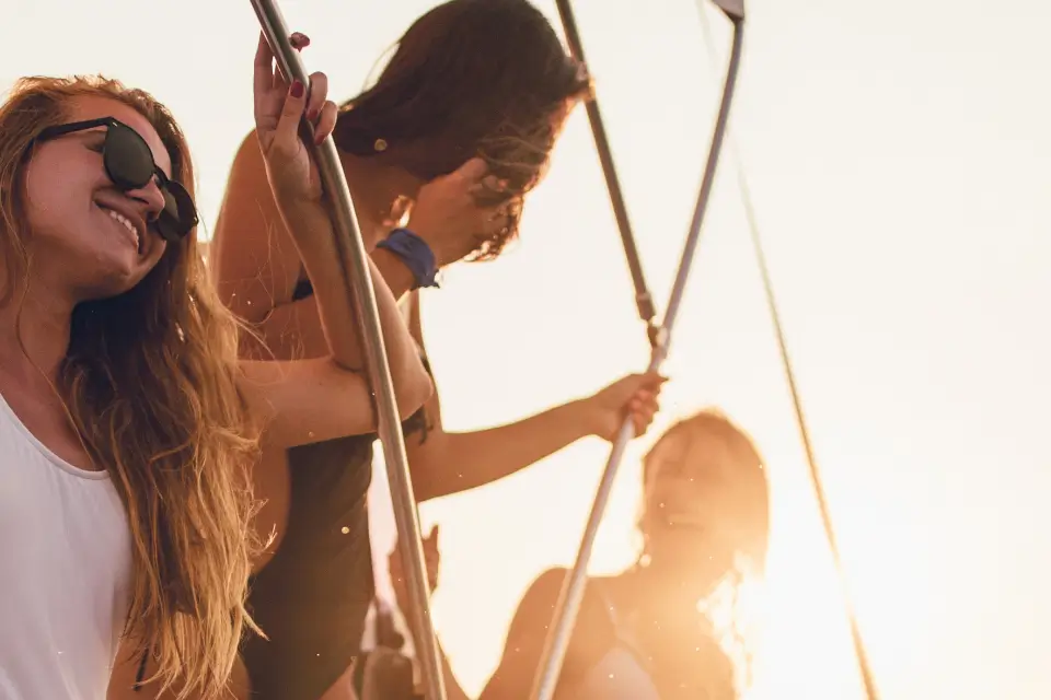 Vacanza a Capri in barca. Imbarcati con noi per un'avventura indimenticabile in catamarano con pranzo a bordo e servizio hostess.