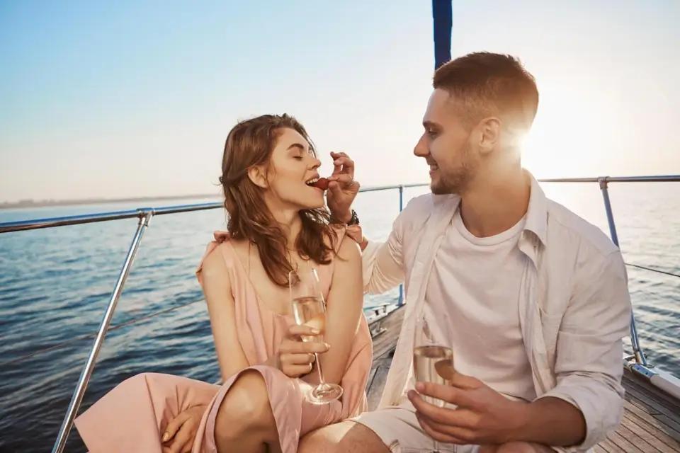 Una cena romantica da sogno a bordo di un catamarano di lusso il regalo perfetto per due cuori innamorati. Contatta un consulente dedicato.