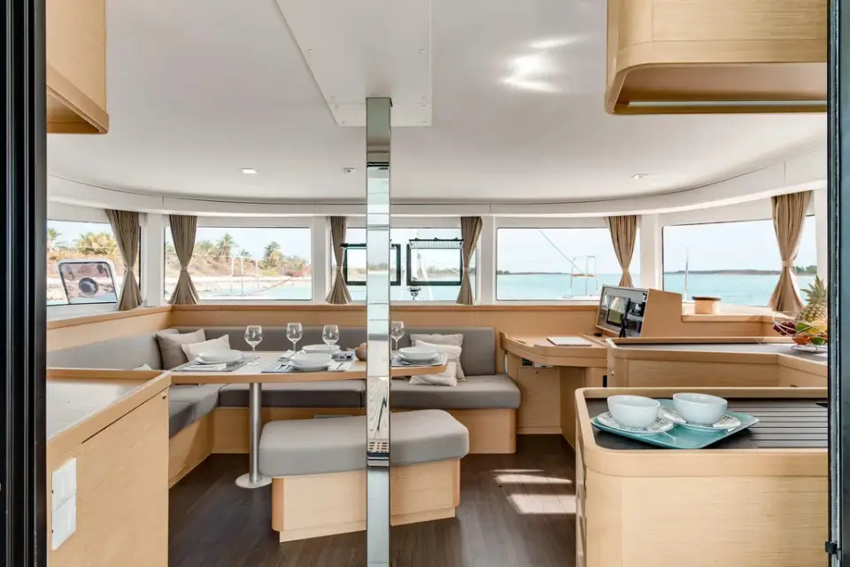 Bacoli dormire in barca vivi una formula alberghiera esclusiva, con alloggio di lusso e cena privata a bordo per un’esperienza romantica e riservata.