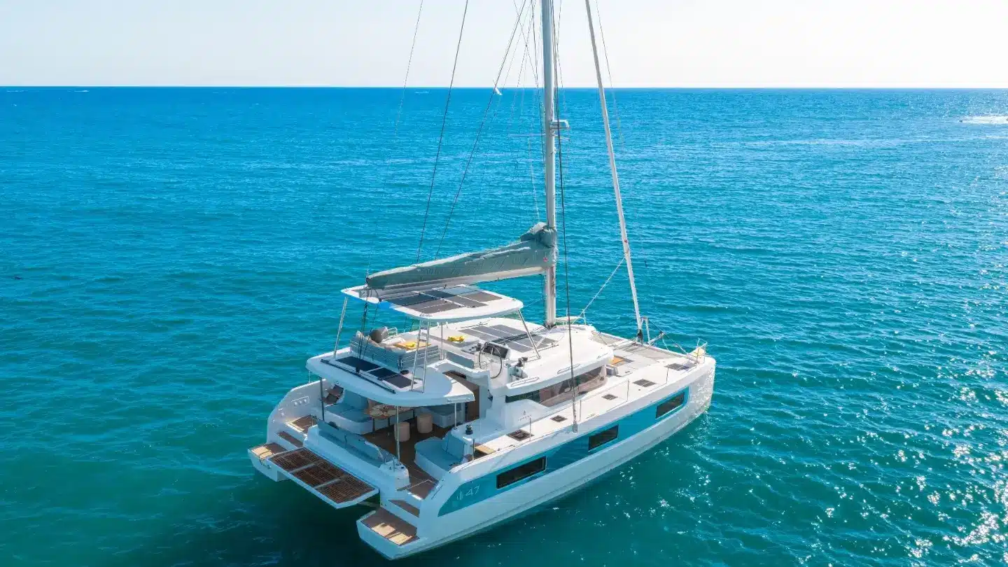 Ischia vacanze in catamarano. Lasciati coccolare dal lusso e dal comfort del nostro catamarano, mentre scopri le bellezze nascoste di Ischia.