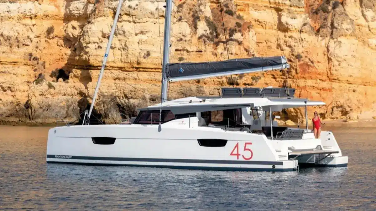 Locazione catamarano Elba 45 con skipper esperto e servizio hostess. Un'esperienza di crociera unica con comfort senza pari. Locazione catamarano Elba 45 con skipper esperto e servizio hostess. Un'esperienza di crociera unica con comfort senza pari.