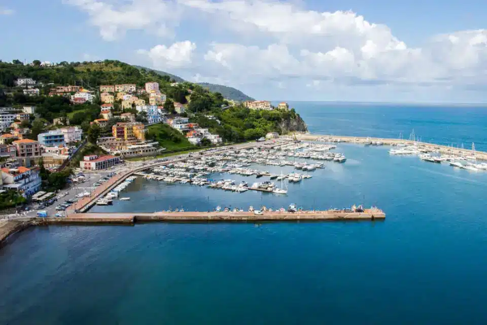 Agropoli dormire in barca luxury. Su richiesta, una cena esclusiva, curata da un personal chef, con piatti tipici campani dai sapori gourmet.