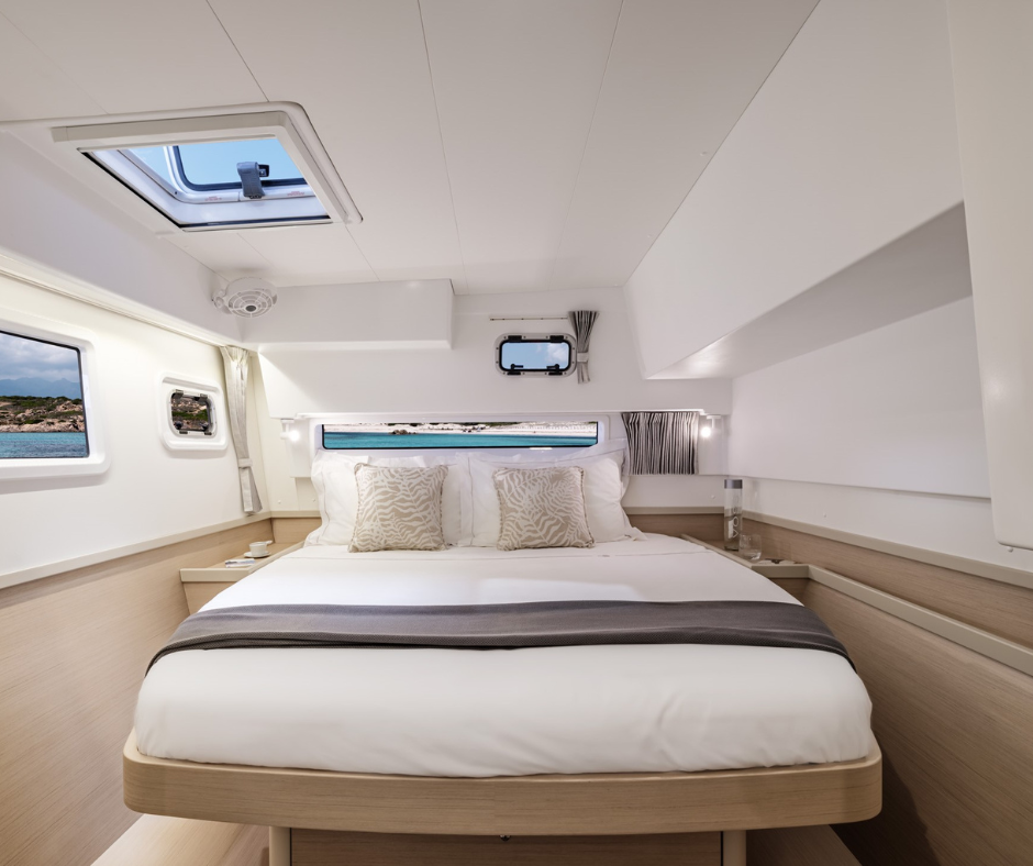 Bacoli dormire in barca. Goditi un soggiorno senza paragoni dormendo in barca a Bacoli, avvolto dal lusso e dal comfort di un hotel.