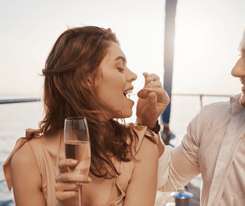 Cena romantica in barca con personal chef e servizio hostess tra i meravigliosi paesaggi del golfo di Napoli in formula hotel