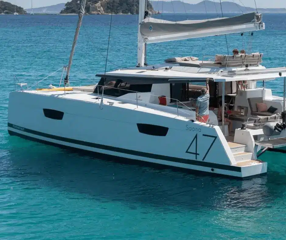 Escursioni in costiera amalfitana con partenza da Napoli e Sorrento. Un'avventura esclusiva a bordo di un catamarano di lusso.