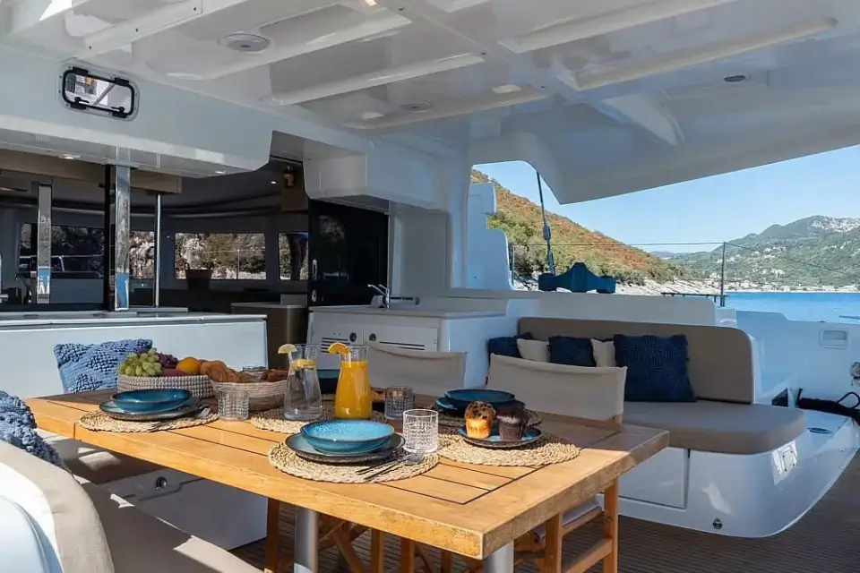 Eventi esclusivi in barca. Goditi un’esperienza gastronomica con chef privato nel comfort di uno yacht di lusso e servizio hostess dedicato.