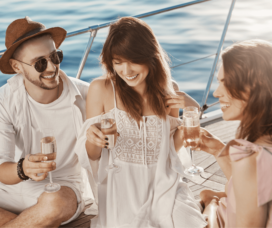 Festa di compleanno in barca con personal chef e servizio hostess navigando tra i meravigliosi paesaggi del golfo di Napoli