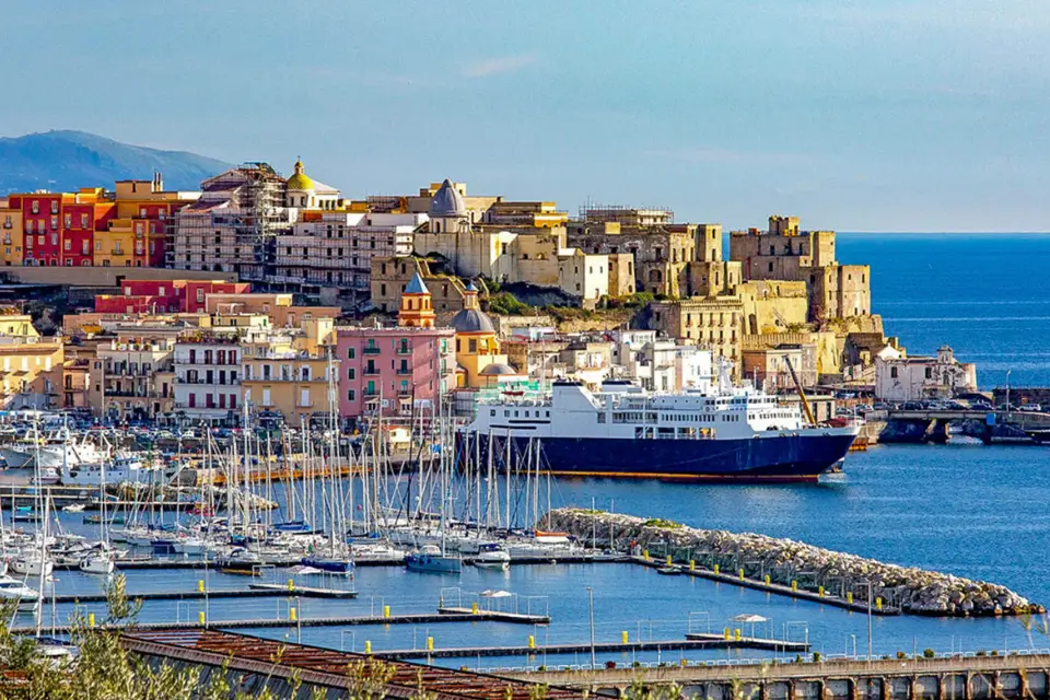 Pozzuoli dormire in barca luxury. Su richiesta, una cena esclusiva, curata da un personal chef, con piatti tipici campani dai sapori gourmet.