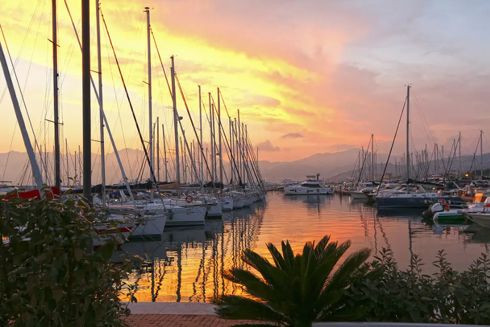 Salerno dormire in barca luxury. Su richiesta, una cena esclusiva, curata da un personal chef, con piatti tipici campani dai sapori gourmet.