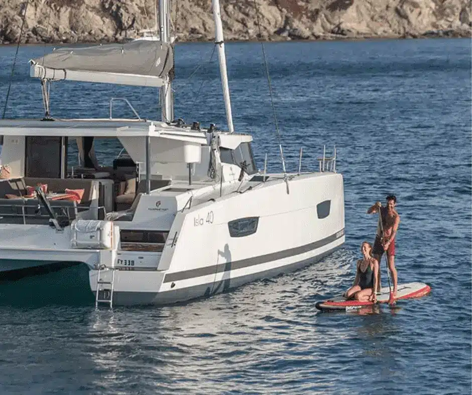Viaggi in barca con hostess da Napoli in catamarano di lusso. Immaginate di trascorrere le vostre vacanze navigando lungo la costa campana