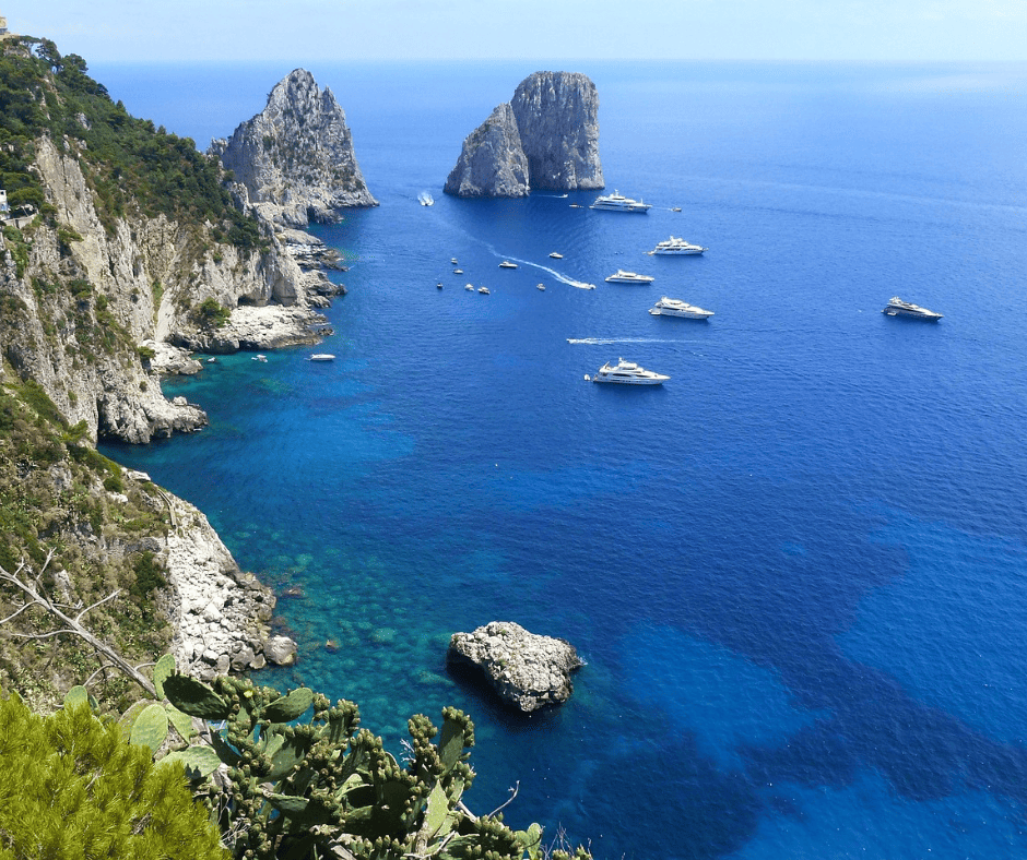 Isola di Capri in catamarano. L'isola di Capri, un gioiello scintillante nel golfo di Napoli, è un paradiso per gli amanti del mare