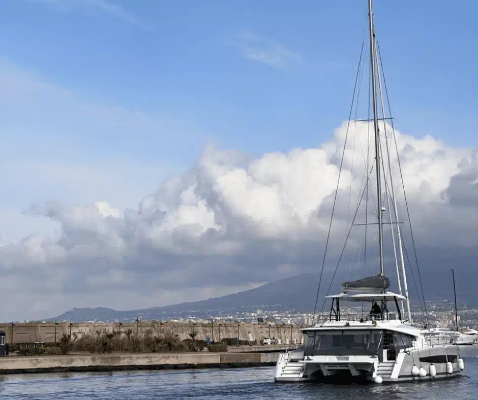 Positano e Capri in barca. La Campania, una regione ricca di storia, cultura e bellezze naturali. In catamarano offre un viaggio autentico.