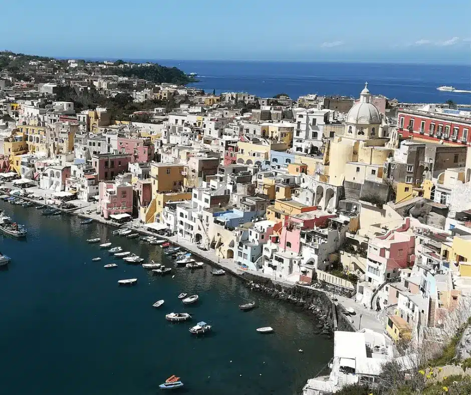 Viaggio in barca a Procida. Scopri ora le migliori opportunità per un fine settimana esclusivo tra prestigiosi catamarani in formula hotel.
