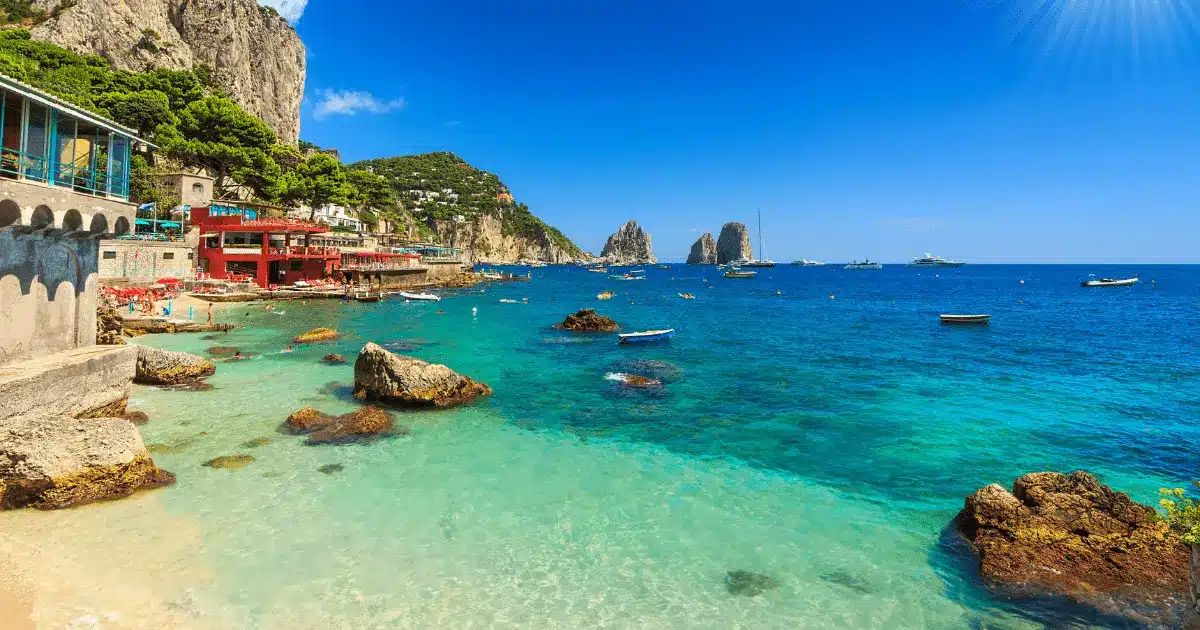 Gita privata a Capri. A bordo un servizio esclusivo del gusto con personal chef. Parla oggi stesso con un nostro consulente esperto