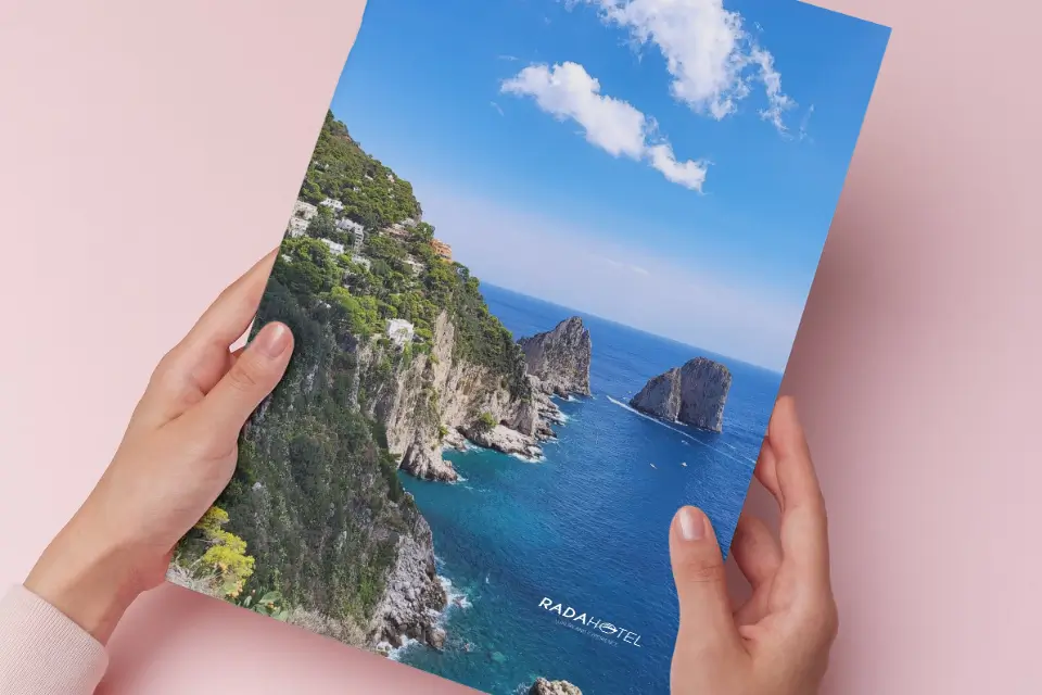 Come prenotare la tua crociera in barca a Capri. Organizzare la tua giornata di crociera è facile. Skipper esperto, chef e servizio hostess