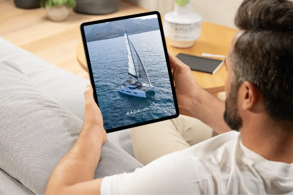 Crociera di lusso in catamarano. Crociere in Campania in Catamarano. Menù degustazione, skipper esperto, pacchetto bevande e servizio hostess.