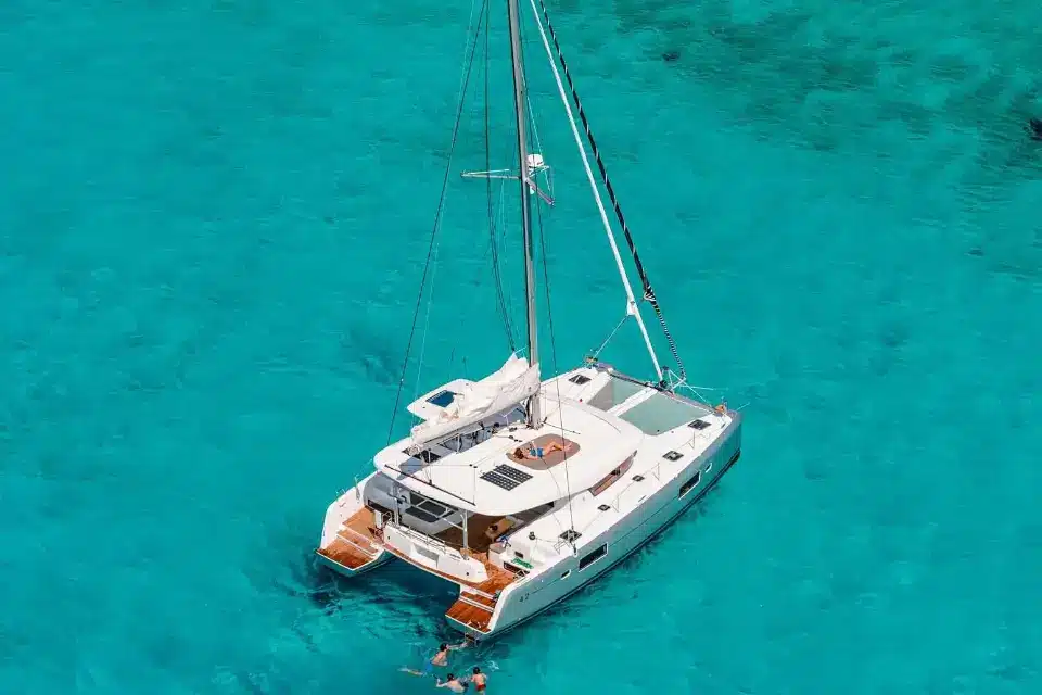 Servizio Noleggio Catamarani Napoli. Vivi l'esperienza esclusiva del noleggio di catamarani di lusso con chef privato e menu degustazione.