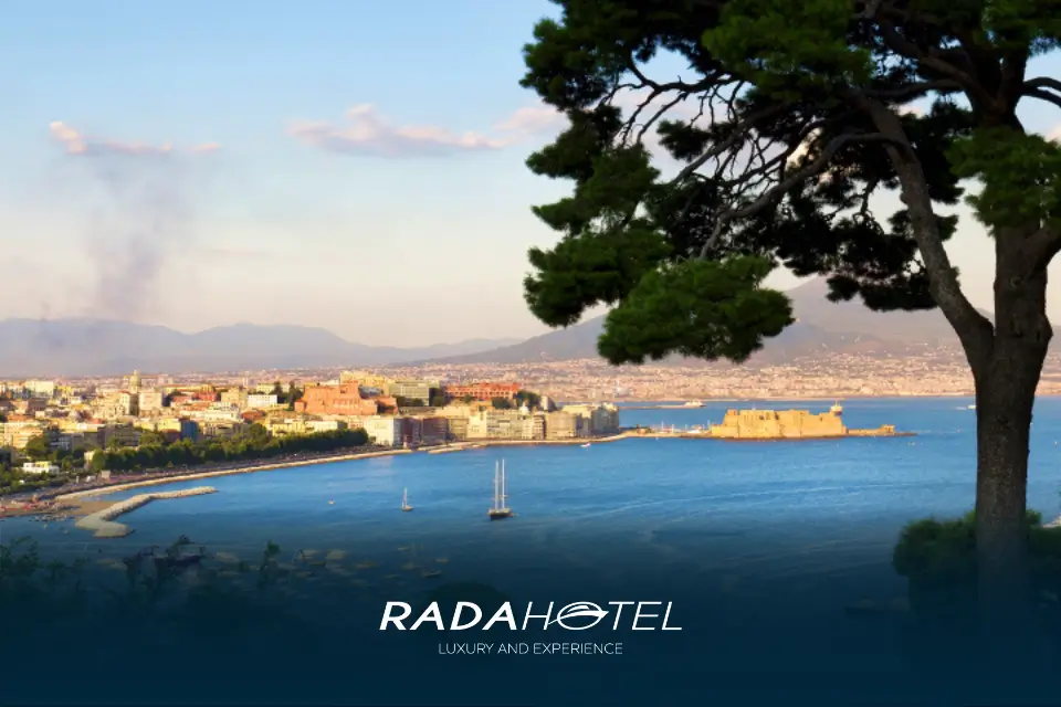 Private Yacht Tours in Naples. La nostra missione è creare un'escursione che sia non solo confortevole, ma anche allegra e indimenticabile.