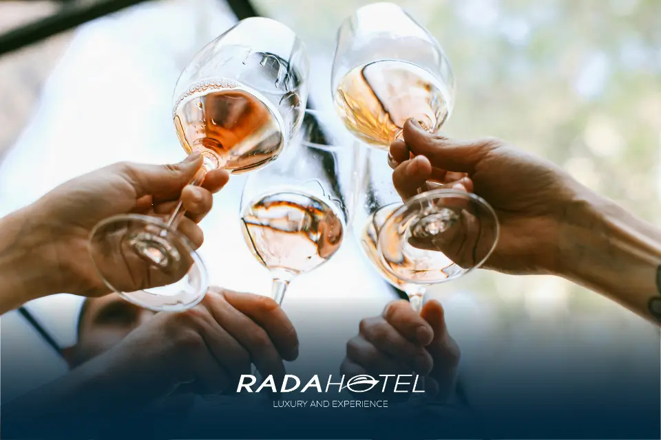 Wine tour in barca partendo da Napoli. RadaHotel si distingue nell’organizzazione di tour in barca curando ogni aspetto nei minimi dettagli.