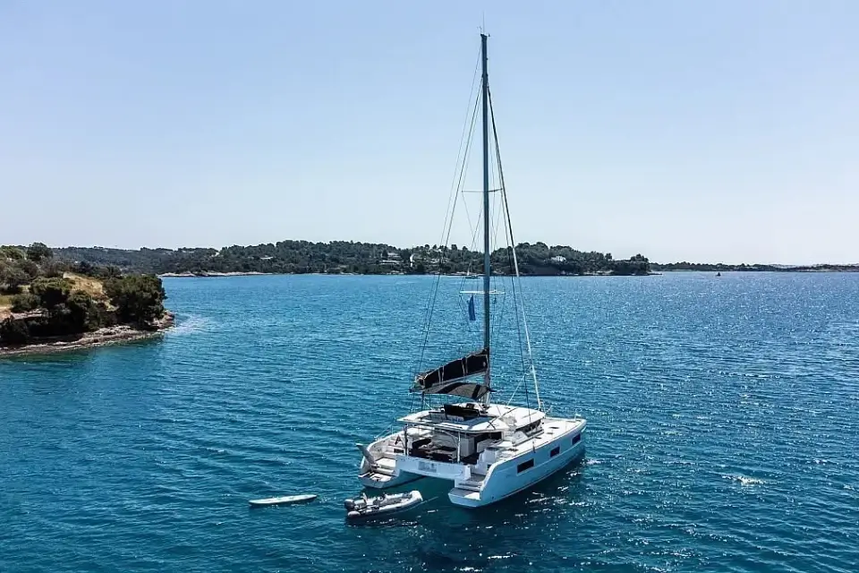 Scopri l'esperienza privata in barca tra Napoli e Procida. Un tour unico per gustare il mare e il relax. Uso esclusivo chef privato e hostess