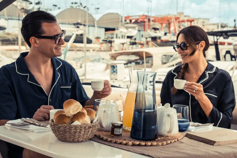 Scopri l'esperienza romantica in barca con una cena al tramonto a bordo di un elegante catamarano. Contatta un nostro consulente ora.