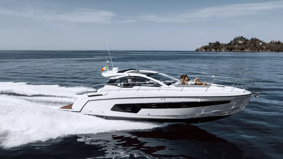 Agenzia specializzata noleggio yacht in formula hotel. Vivi un’esperienza unica a bordo di Akir 23, l’imbarcazione dotata di tutti i comfort.