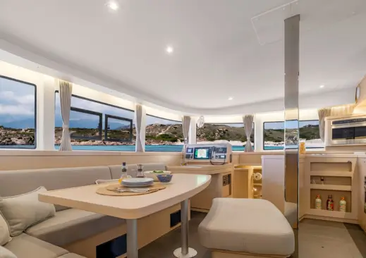 Castellammare dormire in yacht di lusso. Su richiesta, cena romantica, curata da un personal chef, con piatti tipici dai sapori gourmet.